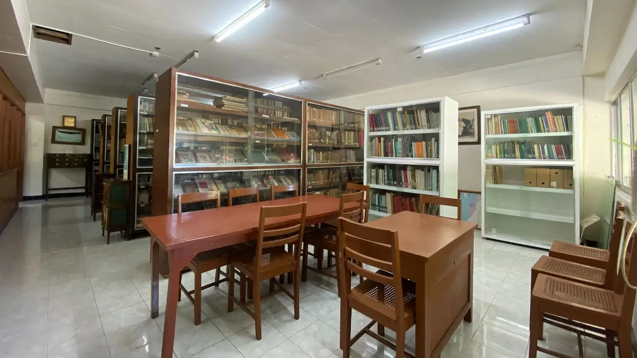 Don Carlos Locscin Collection display