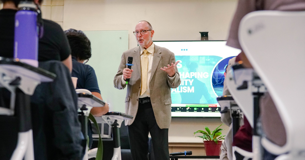 US Journalist encouraged Communication students to rebuild media trust amid AI era